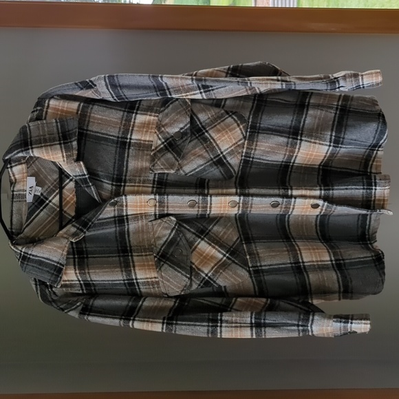 ZiA shacket - Picture 1 of 8